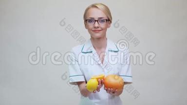 营养学家医生健康的生活方式概念-持有橙子、葡萄柚和柠檬水果